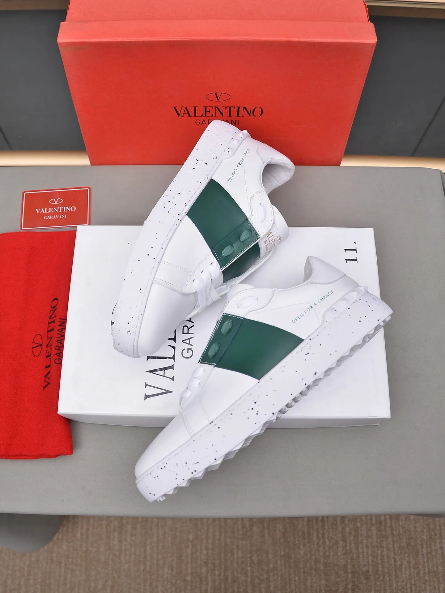 Men's shoes 460💰 (men and women couples) Valentino classic color matching series casual shoes. Made with heavy craftsmanship, good products pay attention to every detail. A must-have trendy item that can be worn all year round, it has been worn by many celebrities and Internet celebrities~~Imported cowhide surface, unique design concept, sheepskin lining, counter quality. Women’s clothing 35-40. Men’s clothing 39-44, 45-46 (returns and exchanges are not supported for custom-made items)
